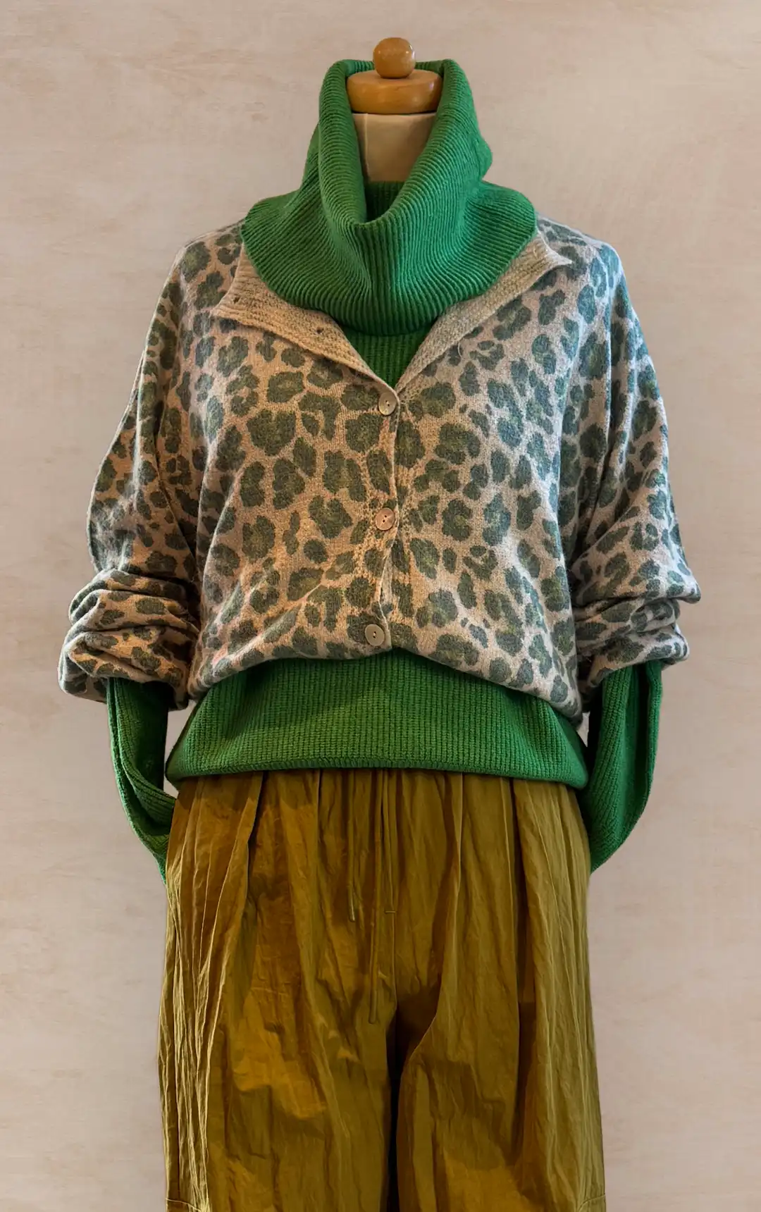 Damenmode - Kombination von Hemd, Jacke und Hose in Creme gemustert aus der aktuellen Herbst-/Winterkollektion 2025