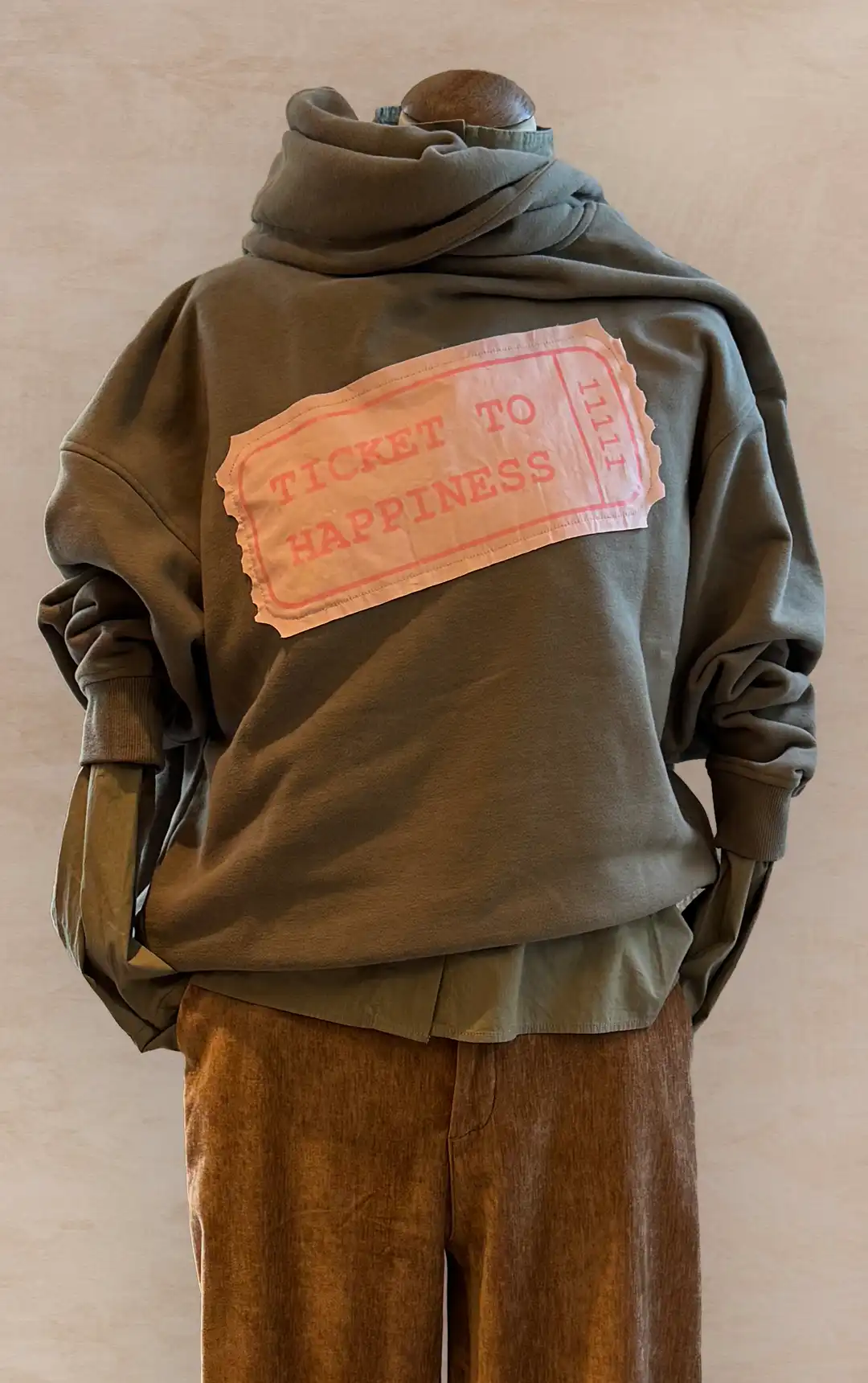 Damenmode - Kombination von Kaputzenpulli und gemusterter Hose aus der aktuellen Herbst-/Winterkollektion 2025