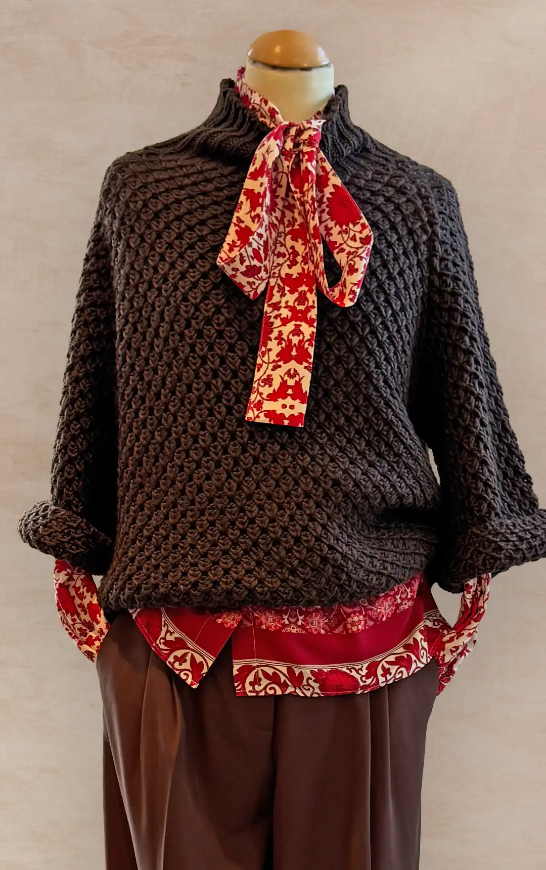 Damenmode - Kombination aus Jacke und gestreifter Hose mit Gürtel aus der aktuellen Herbst-/Winterkollektion 2025