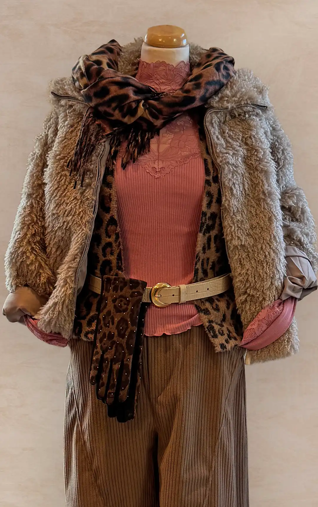 Damenmode - Kombination von Bluse und Hose in Blau aus der aktuellen Herbst-/Winterkollektion 2025