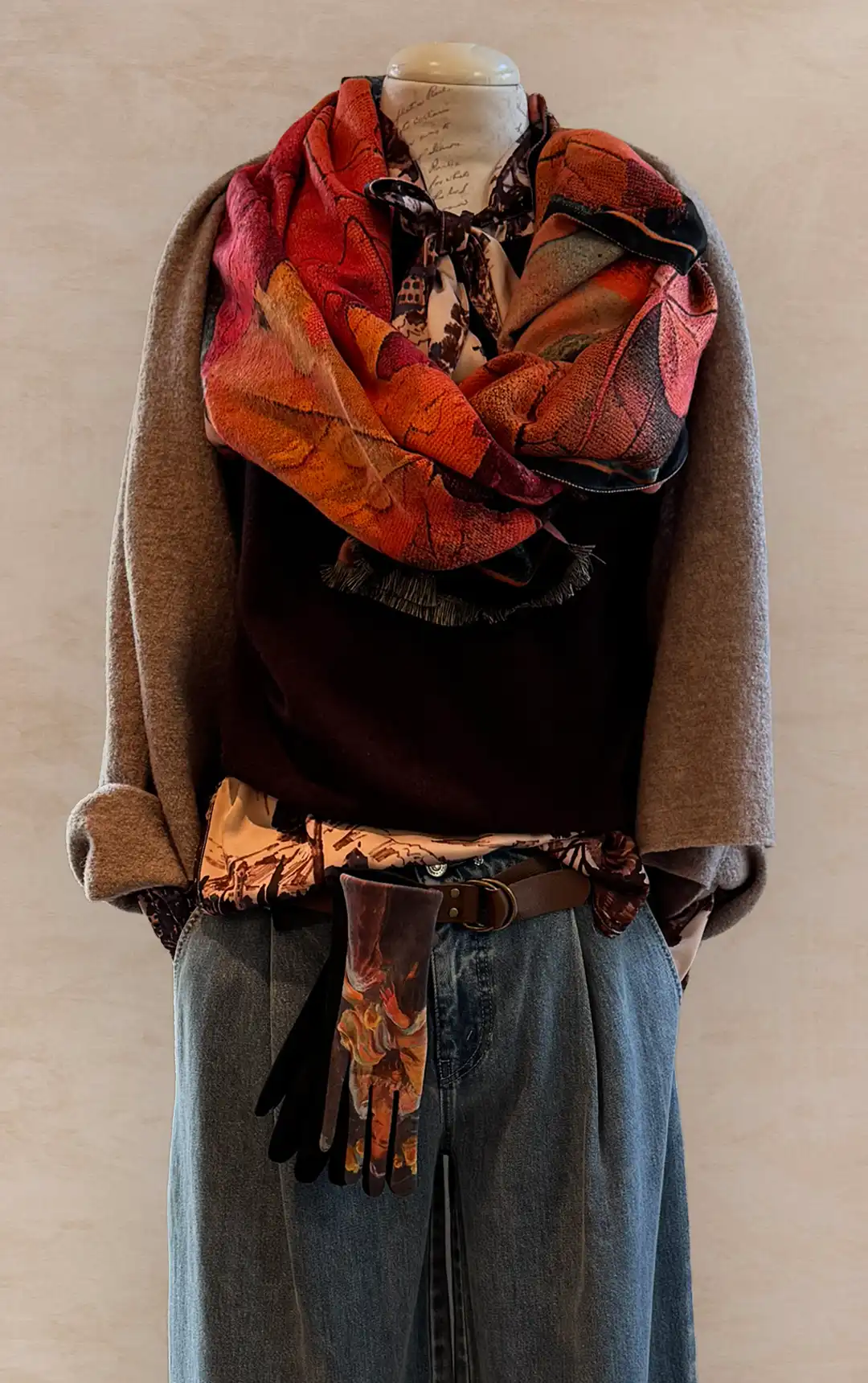 Damenmode - Kombination von Jacke, Bluse und Hose mit Tasche aus der aktuellen Herbst-/Winterkollektion 2025