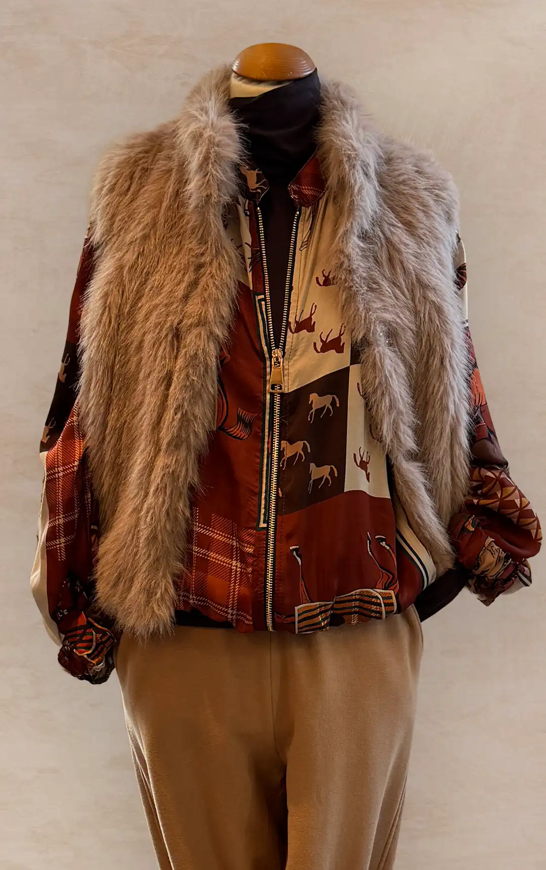 Damenmode - Kombination aus Jacke, Bluse und Hose aus der aktuellen Herbst-/Winterkollektion 2025