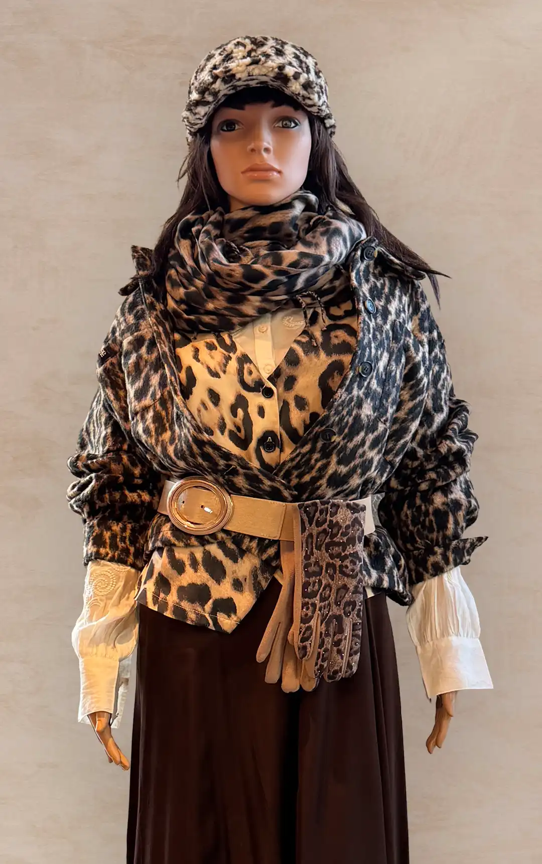 Damenmode - Kombination von Jacke, Bluse und Hose mit Tasche aus der aktuellen Herbst-/Winterkollektion 2025