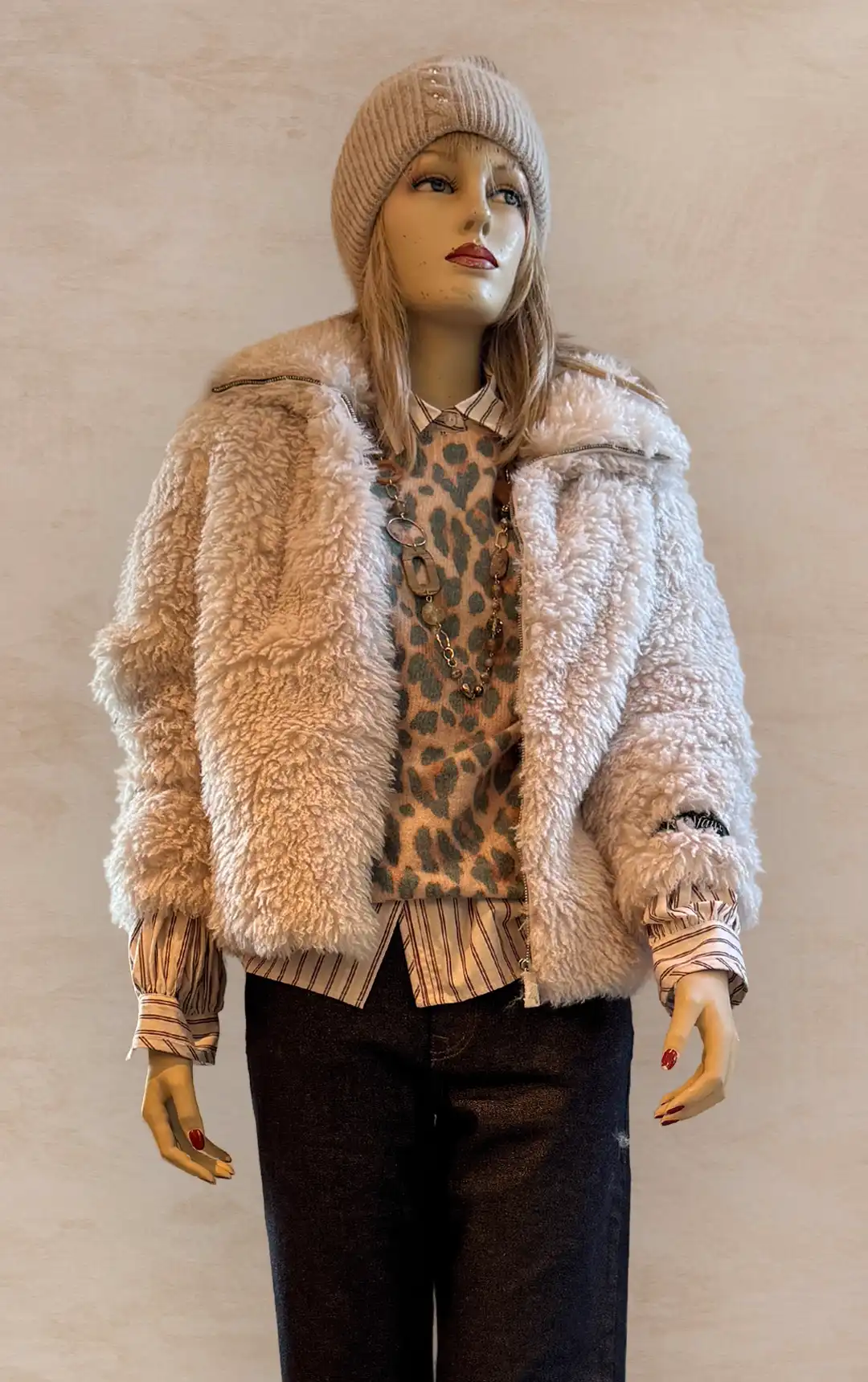 Damenmode - Kombination aus Jacke, Bluse und Hose aus der aktuellen Herbst-/Winterkollektion 2025